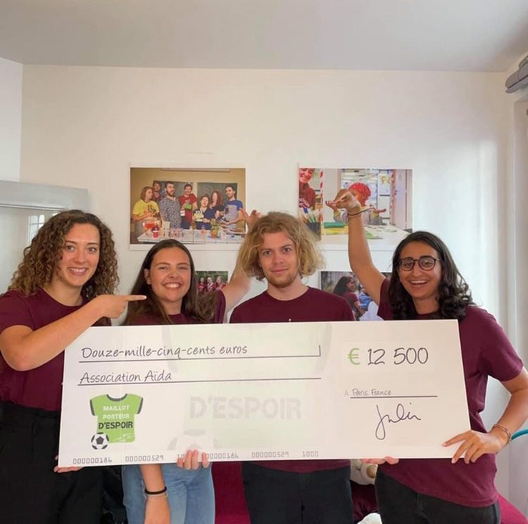 Remise de chèque à l'association Aïda